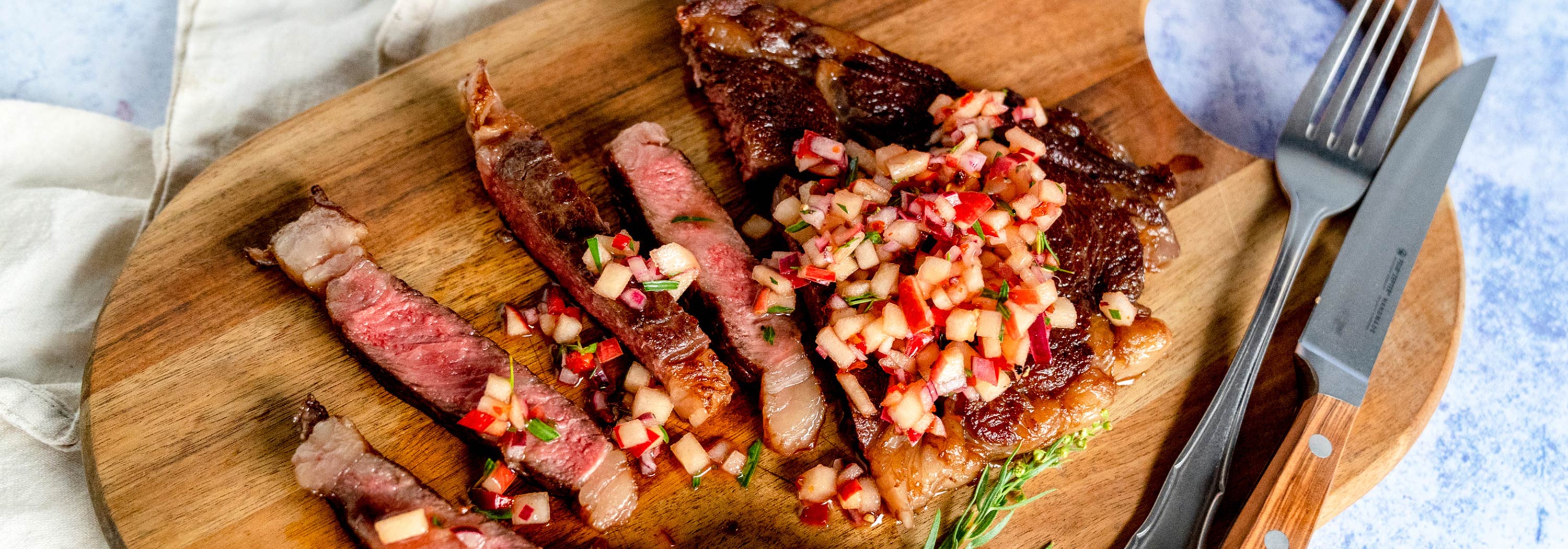 Rib Eye Steak mit Pink Lady Apfel Salsa